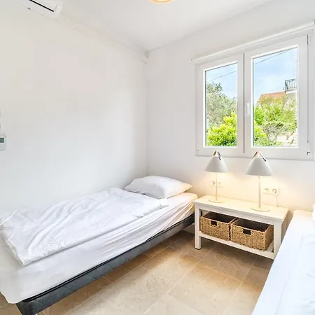 Holiday home & Luke, Luxe Accommodaties, Unieke Locatie Bij De Mooiste Zandbaai Supetar